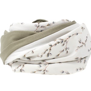 Könnte beinhalten: Ein weißer und grüner, umkehrbarer Schal mit einem floralen Muster aus Weidenzweigen. Der Schal ist aus weichem Stoff und perfekt, um jedem Outfit einen Hauch von Frühling zu verleihen.