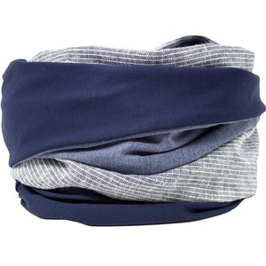 Könnte beinhalten: Ein blauer und grauer gestreifter Stoff-Halswärmer. Der Halswärmer ist gefaltet und scheint aus einem weichen, komfortablen Material zu sein.