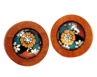 Örhängen med träblommor i glas