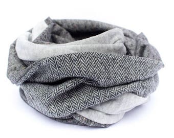 Fluffy, warm loop scarf for men and women. The loop scarf is mottled gray and black. Wool, cotton and velor let it lie nice and warm