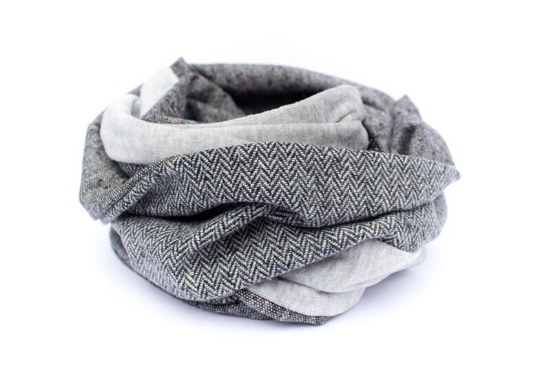 Fluffy, warm loop scarf for men and women. The loop scarf is mottled gray and black. Wool, cotton and velor let it lie nice and warm
