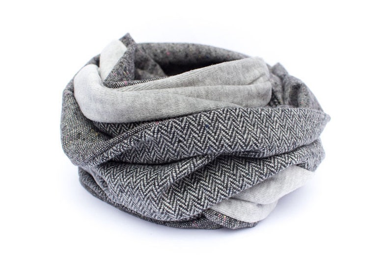 Fluffy, warm loop scarf for men and women. The loop scarf is mottled gray and black. Wool, cotton and velor let it lie nice and warm image 3