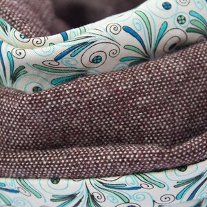 Peut inclure: Une &eacute;charpe en tissu marron avec un motif floral blanc et bleu. L'&eacute;charpe est pli&eacute;e en deux et le motif floral est visible des deux c&ocirc;t&eacute;s.