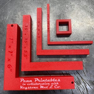 Peut inclure: Ensemble de formes géométriques rouges imprimées en 3D, comprenant un carré de 2,54 cm x 2,54 cm x 15,24 cm, un angle droit de 9,53 cm x 9,53 cm x 13,97 cm et un angle droit de 12,7 cm x 12,7 cm x 12,7 cm. Le texte "Penn Printables en collaboration avec Keystone Met'L Co." est visible.