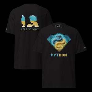 Puede incluir: Camisetas negras con gráficos delanteros y traseros. La parte delantera presenta un diamante azul y amarillo con dos serpientes y la palabra "PYTHON". La parte trasera muestra una persona con el texto "NERD SO WHAT".