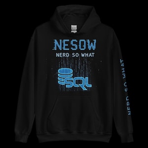 Puede incluir: Sudadera con capucha negra con el texto azul "NESOW NERD SO WHAT" y un gráfico de base de datos con "SQL". La manga muestra "NERD SO WHAT".