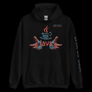 Puede incluir: Sudadera con capucha negra con un gráfico que presenta una taza de café con llamas, la palabra "Java" y manos extendidas. El texto "NESOW" está encima del gráfico y "NERD SO WHAT" está impreso verticalmente en la manga.