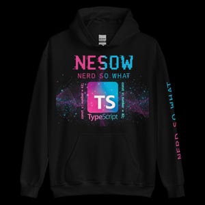 Puede incluir: Sudadera con capucha negra con el texto "NESOW NERD SO WHAT" en efecto glitch. La parte delantera presenta un cuadrado con el texto "TS" y "TypeScript". La manga derecha tiene "NERD SO WHAT" en rosa y azul. Un diseño divertido con temática tecnológica.