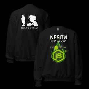 Puede incluir: Sudadera negra con gráficos blancos. La parte delantera presenta un diseño verde neón y negro con el texto "NESOW NERD SO WHAT" y un logotipo "JS". La parte trasera muestra un gráfico blanco de una persona en una computadora con el texto "NERD SO WHAT".
