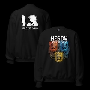 Puede incluir: Sudadera negra con un gráfico blanco en la espalda de una persona frente a una computadora y el texto "NERD SO WHAT". La parte delantera presenta el texto "NESOW NERD SO WHAT" encima de tres escudos estilo placa de circuito con los números "5" y "3".