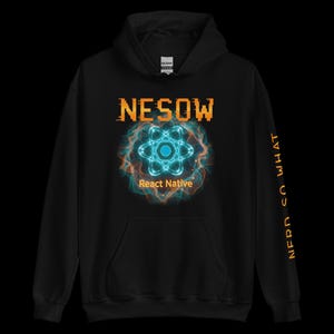 Puede incluir: Sudadera con capucha negra con el texto "NESOW" en fuente pixelada naranja sobre un diseño de átomo azul y naranja. Las palabras "React Native" están debajo del diseño del átomo. La manga derecha tiene el texto "NERD SO WHAT" en naranja.