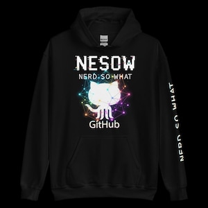 Op de afbeelding: Zwarte hoodie met de witte tekst "NESOW NERD SO WHAT", een witte kattenafbeelding en het woord "GitHub". De mouw toont "NERD SO WHAT" verticaal. De kattenafbeelding is omgeven door een kleurrijk netwerkontwerp. Een klassieke hoodie.