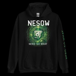 Puede incluir: Sudadera con capucha negra con el texto "NESOW" en blanco sobre un gráfico verde y blanco con el logotipo de Django. Las palabras "NERD SO WHAT" están debajo del gráfico. La manga derecha tiene las palabras "NERD SO WHAT" en verde.