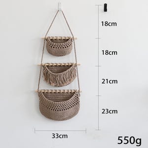 Puede incluir: Un colgante de pared tejido de tres niveles con tres cestas abiertas. Las cestas est&aacute;n hechas de un material marr&oacute;n claro y est&aacute;n suspendidas por una cuerda. La cesta inferior mide 33 cm de ancho y 23 cm de alto. El peso total es de 550 g.