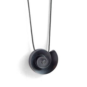 Pu&ograve; includere: Una collana in metallo nero con un ciondolo a spirale. Il ciondolo &egrave; composto da due pezzi di metallo uniti per formare una forma a spirale.