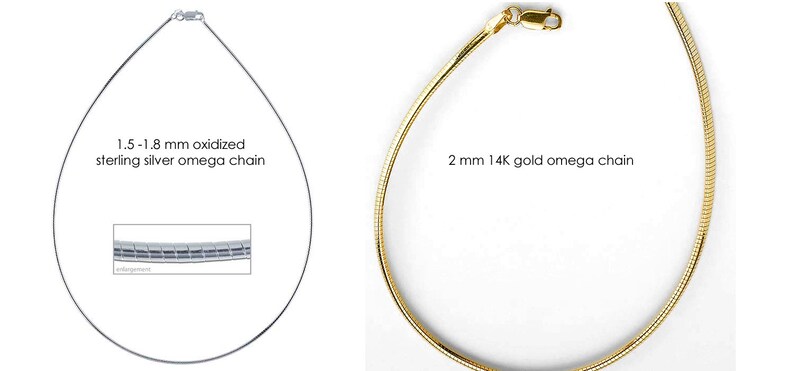 Pu&ograve; includere: Due catene omega, una d'argento e una d'oro. La catena d'argento &egrave; larga 1,5-1,8 mm e ossidata. La catena d'oro &egrave; larga 2 mm ed &egrave; in oro 14 carati.