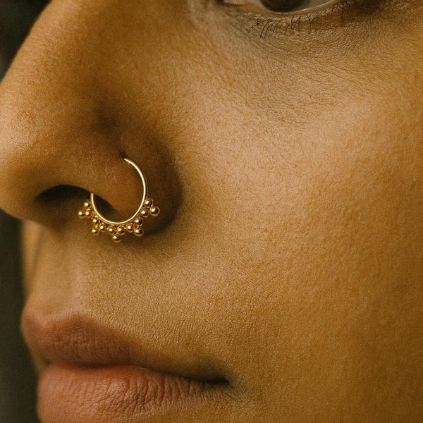 Aro de nariz dorado • Aro de nariz bohemio tribal • Joyería étnica para nariz hecha a mano • Anillo de tabique indio Nath • Regalo minimalista de perforación de nariz de oro