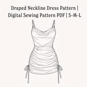 Puede incluir: Dibujo lineal de un patrón de vestido con cuello drapeado. El patrón de costura digital incluye tallas S-M-L. El vestido presenta tirantes finos, un cuello de cisne y detalles fruncidos con lazos de cordón en el dobladillo.