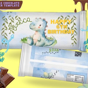 Puede incluir: Plantilla de envoltorio de barra de chocolate con una ilustración de un dinosaurio azul. El diseño incluye el texto "Happy 6th Birthday" y "Roar". La plantilla ofrece campos editables para el nombre y el número.