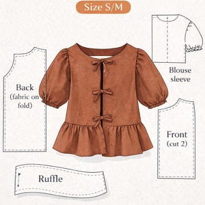 Puede incluir: Un patrón de costura para una blusa estilo Ganni en talla S/M. El patrón incluye diagramas para la espalda, el frente, la manga de la blusa y el volante. La blusa es de color óxido con detalles de lazo y un dobladillo con volantes.