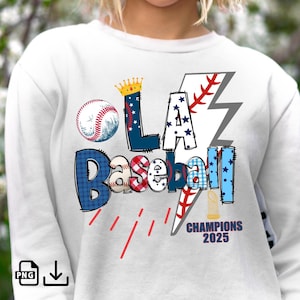 Puede incluir: Sudadera blanca con un diseño temático de béisbol. El diseño incluye el texto "LA Baseball" con una corona, una pelota de béisbol y un rayo. La palabra "Baseball" está en varios patrones. También está presente el texto "Champions 2025".