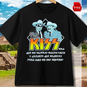 Puede incluir: Camiseta negra con un gráfico de dos hombres con sombreros de vaquero, uno con pintura facial. La palabra "KISS" está en amarillo y naranja, con texto en español debajo. La camiseta está colgada en una percha de madera.