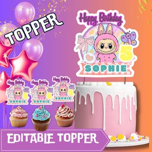 Puede incluir: Una tarta de cumpleaños rosa con glaseado blanco y un adorno para tarta. El adorno para tarta presenta un personaje de dibujos animados, el nombre "Sophie" y el número "5". También se ven cupcakes con adornos y globos. También está presente el texto "Happy Birthday" y "Editable Topper".