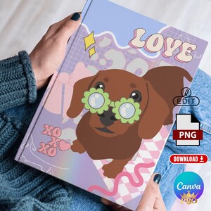 Può includere: Un taccuino con un bassotto dei cartoni animati con occhiali verdi a forma di fiore. La copertina presenta la parola "LOVE" in rosa, insieme a "XO XO" e un motivo a rombi. Lo sfondo è un mix di viola e blu.