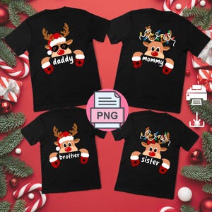 Puede incluir: Cuatro camisetas negras con diseños de renos navideños. Cada camiseta presenta un reno con gorro y mitones de Papá Noel, con las palabras "daddy", "mommy", "brother" y "sister" impresas debajo. Las camisetas están sobre un fondo rojo con decoraciones navideñas.