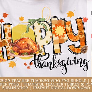 Puede incluir: Camiseta blanca con las palabras "Happy Thanksgiving" en una fuente decorativa, adornada con una ilustración de pavo asado. Las letras están llenas de patrones otoñales. Texto: 8-DESIGN TEACHER THANKSGIVING PNG BUNDLE | FALL TEACHER PNGS.