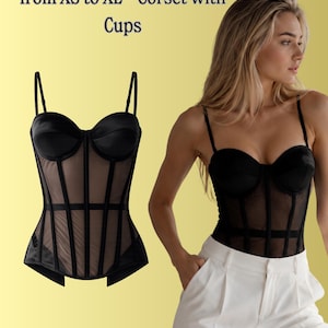 Puede incluir: Corsé negro con copas, con un diseño de panel de malla transparente y tirantes finos. El corsé se muestra junto a una persona que lleva un top similar y pantalones blancos. El texto en la parte superior dice: Digital Textile Sewing Pattern from XS to XL - Corset with Cups.