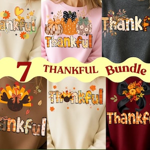 Puede incluir: Un conjunto de siete sudaderas con la palabra "Thankful" en varios diseños. Las sudaderas son de diferentes colores, incluyendo crema, rosa, gris, marrón y burdeos, con gráficos temáticos de otoño como calabazas y un pavo.