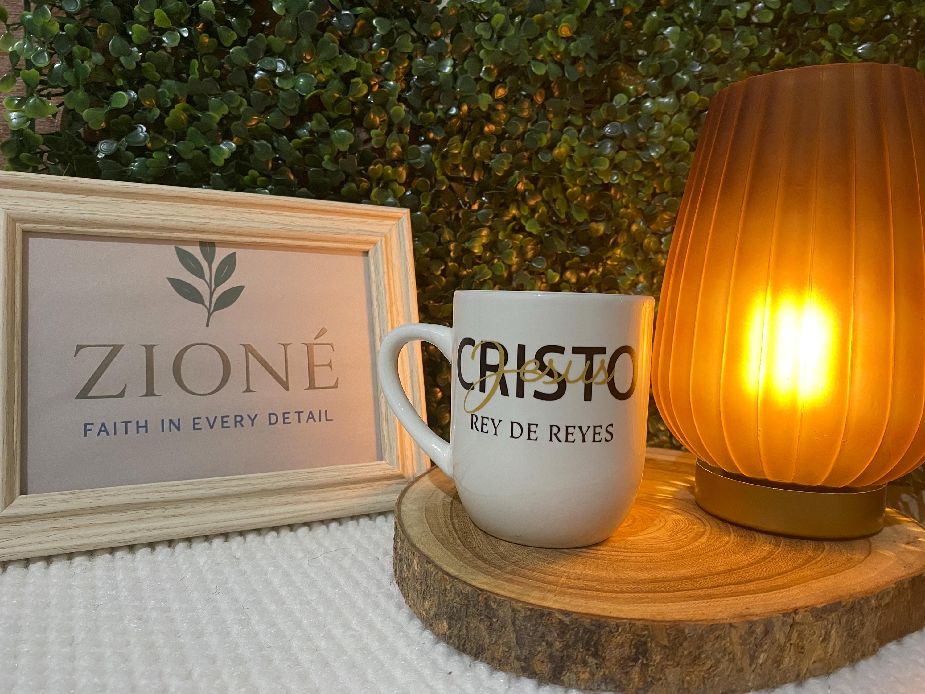 Taza en ceramica y vinyl (mug in ceramic and vinyl) Cristo Jesus Rey de Reyes