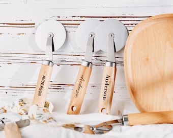 Cuchillo ruleta de pizza personalizado y tallado a mano: un regalo ideal para bodas o inauguraciones de casas.