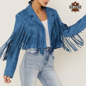 Peut inclure: Une veste en daim bleu avec des détails en franges. La veste a une fermeture éclair et des manches longues.