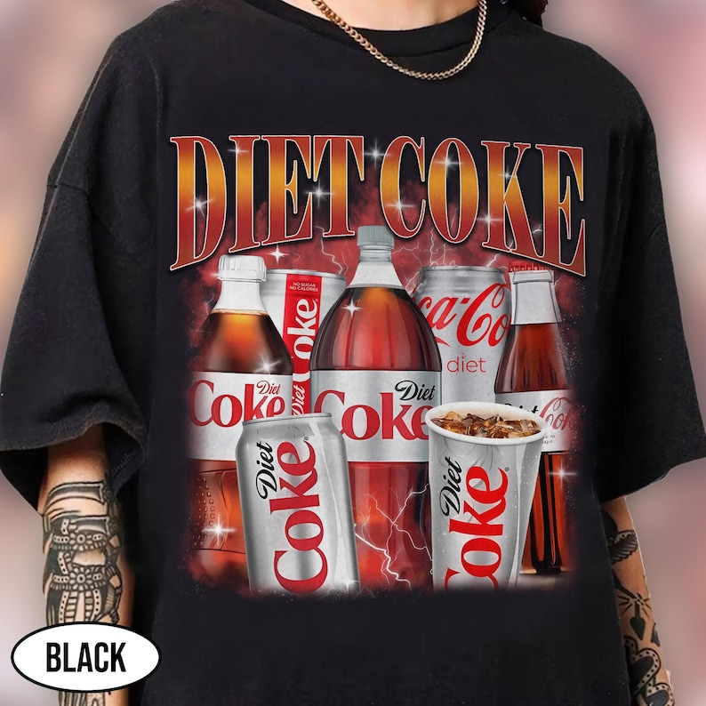 K&ouml;nnte beinhalten: Schwarzes T-Shirt mit einem Diet Coke-Design. Die Grafik zeigt verschiedene Diet Coke-Flaschen, Dosen und einen Becher mit dem Schriftzug "Diet Coke" in einer Retro-Schriftart. Das Design hat ein rotes und oranges Farbschema.