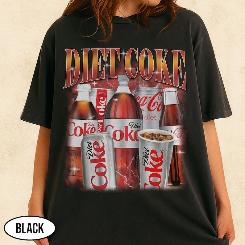 K&ouml;nnte beinhalten: Schwarzes T-Shirt mit einem Diet Coke-Design. Der Aufdruck zeigt Diet Coke-Flaschen, Dosen und einen Becher, mit dem Schriftzug "DIET COKE" in einem Retro-Stil. Das T-Shirt ist dunkel.