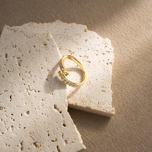 Anel aberto minimalista com pérolas e zircônias • Prata esterlina 925 • Faixa ajustável em ouro, pérolas de água doce, presente para amiga, joia de aniversário