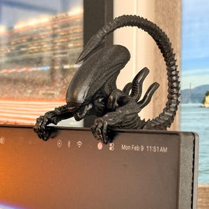 Monitor Huggers Xenomorph Monitor Hugger | Alien Monitor Topper | Sci-fi Desk Decor ...