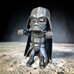 Soporte para monitor de Darth Vader / Decoración de escritorio de Star Wars / Regalo de oficina del Lado Oscuro / Exhibidor de ciencia ficción pintado a mano imagen 2
