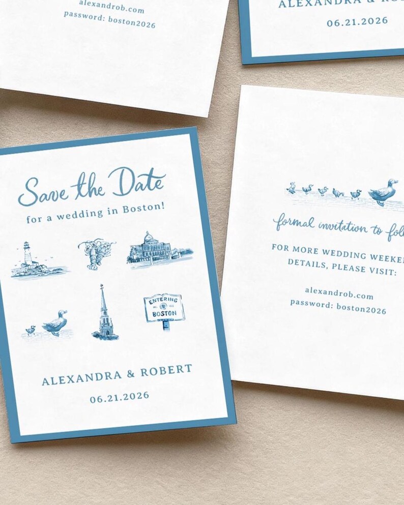 K&ouml;nnte beinhalten: Hochzeitspapeterie-Set mit blau-wei&szlig;em Design. Die "Save the Date"-Karte enth&auml;lt Illustrationen von Wahrzeichen von Boston und den Text "Save the Date for a wedding in Boston!" Die Einladungskarte hat den Text "formal invitation to follow".