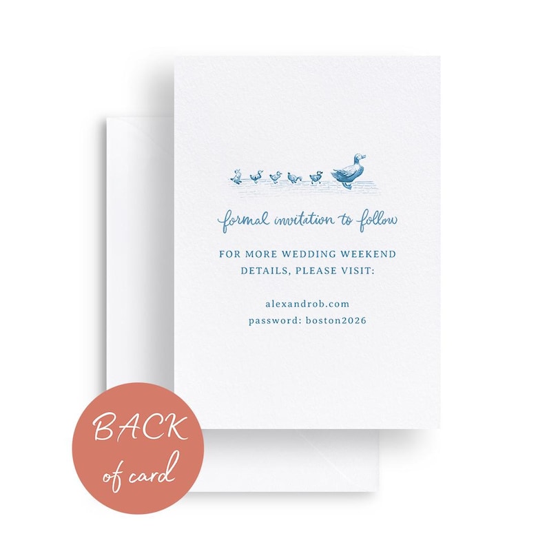 K&ouml;nnte beinhalten: Wei&szlig;e Hochzeitseinladungskarte mit einer blauen Illustration von Ente und Entenk&uuml;ken. Der Text lautet "formal invitation to follow" und enth&auml;lt Website und Passwort. Ein pfirsichfarbener Kreis sagt "BACK of card."