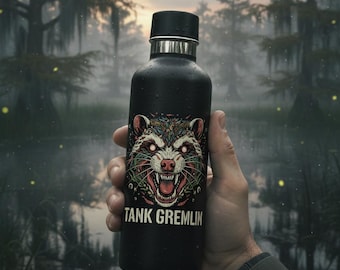 Guaxinim Gremlin de Aquário PNG | Design Digital Divertido para Aquário | Arte para Amantes de Aquários | Ilustração Retrô de Guaxinim do Lixo | Download em 300 DPI