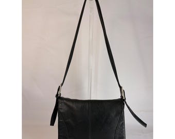 Saddle River Crossbody Bag, Schultertasche mit Überschlag, schwarzes Leder, minimalistisch, Y2K, 90er Jahre