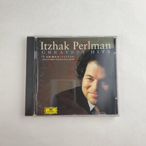 Könnte beinhalten: Eine CD-Hülle mit Itzhak Perlmans "Greatest Hits". Das Cover zeigt ein Porträt von Perlman mit dem Albumtitel in weißer Schrift. Zusätzlicher Text enthält "Carmen Fantasy, Havanaise, Poeme, and More."