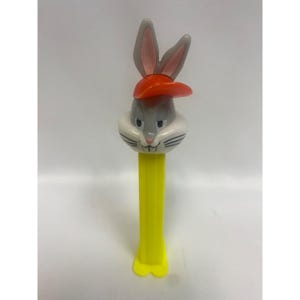 Vintage Bugs Bunny Pez-dispenser gele basis met poten 1980 - Made in Hungary