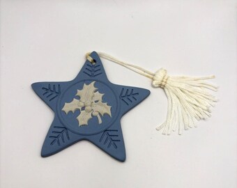 Enfeite de Natal vintage Wedgwood em Jaspe Azul com Azevinho e Estrela, com Caixa.