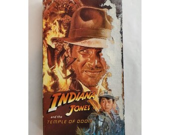 Fita VHS vintage de Indiana Jones e o Templo da Perdição (1984), lançamento da Paramount em 1989.