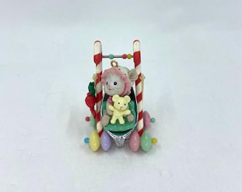 Vintage Enesco-ornament 'To the Sweetest Baby' babymuis in kinderwagen 1994