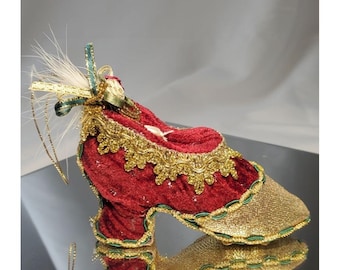 Enfeite de Natal pendurado com saltos de sapato vintage vermelho com detalhes dourados